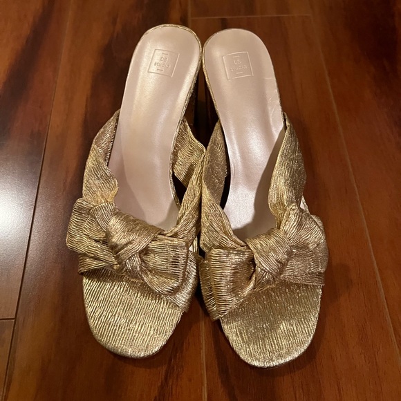 David’s Bridal DB studio pleated metallic bow mules - Picture 1 of 2